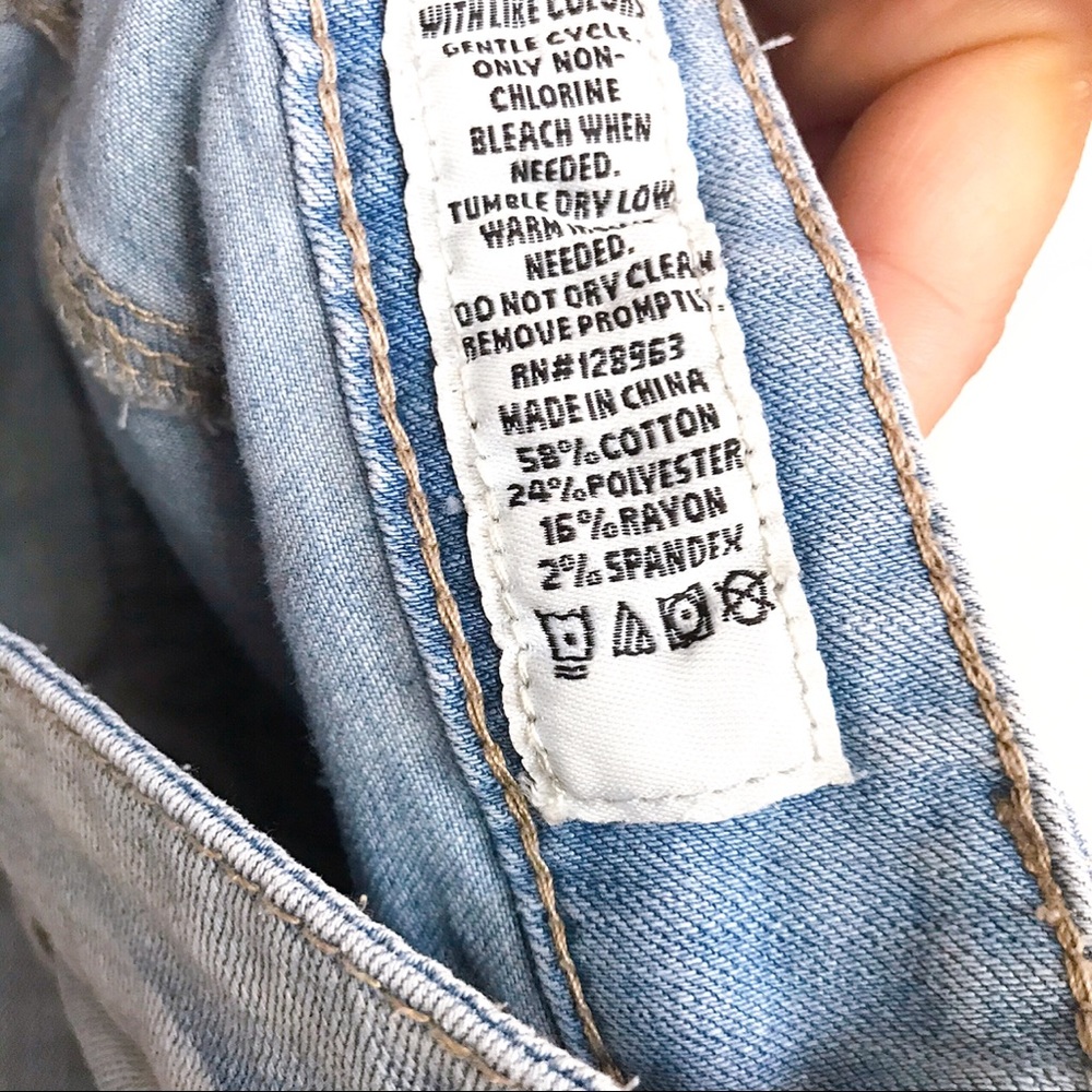 💙 LIGHT BLUE ROLL UP DISTRESSED SHORTS! - Picture 7 of 10